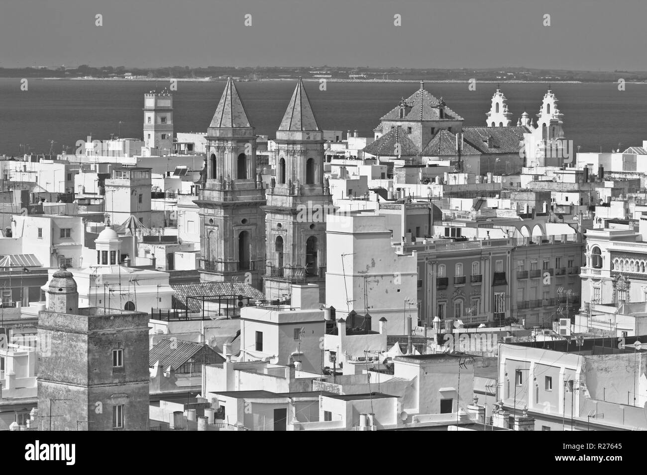 Cádiz ist, in den meisten Punkten, einer typisch andalusischen Stadt mit einer Vielzahl von Perspektiven und gut erhaltenen historischen Wahrzeichen. Stockfoto