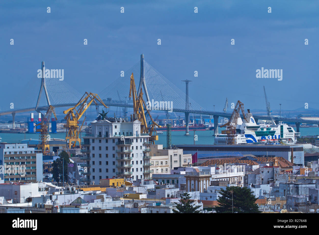 Cádiz ist, in den meisten Punkten, einer typisch andalusischen Stadt mit einer Vielzahl von Perspektiven und gut erhaltenen historischen Wahrzeichen. Stockfoto