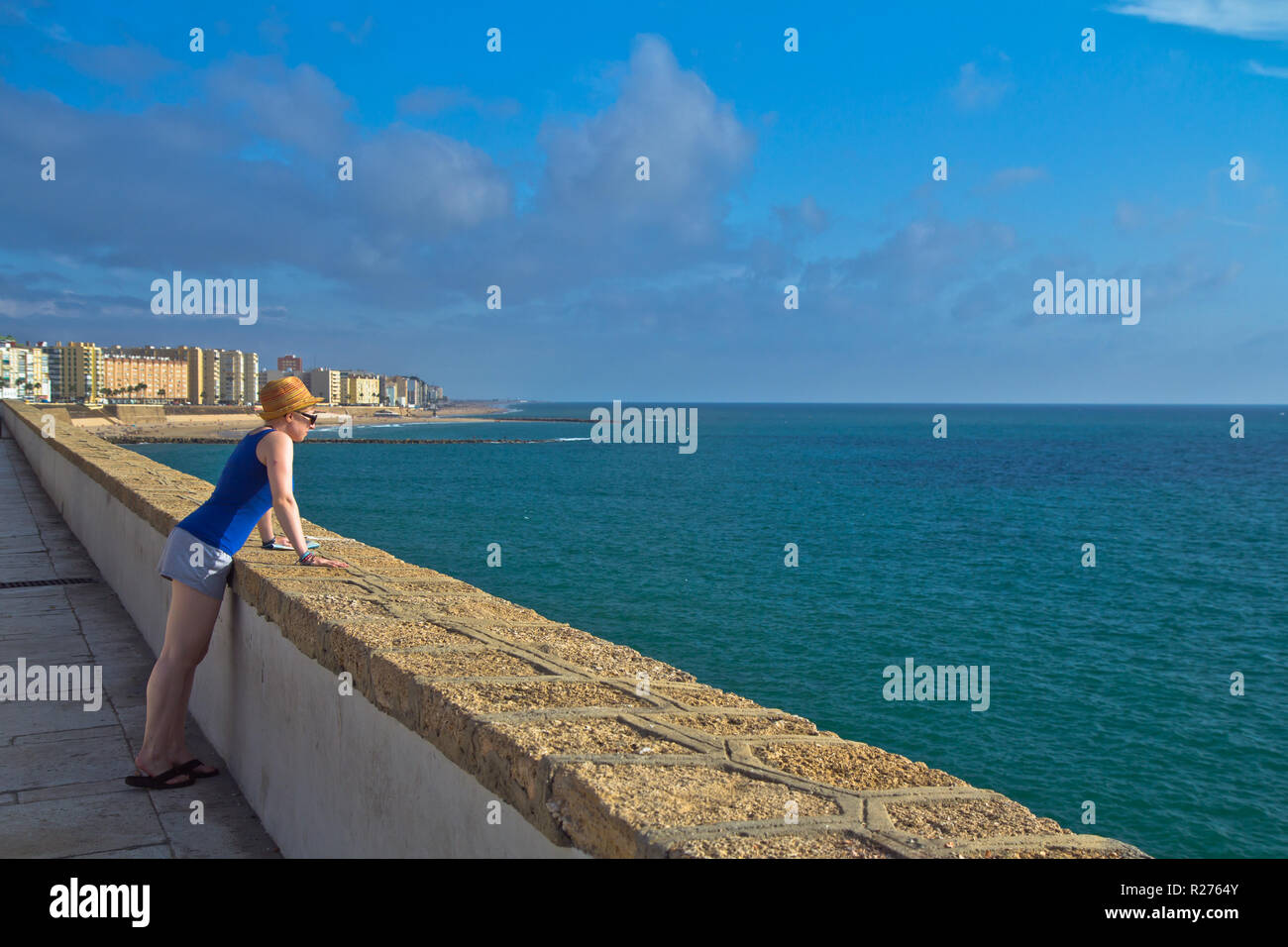 Cádiz ist, in den meisten Punkten, einer typisch andalusischen Stadt mit einer Vielzahl von Perspektiven und gut erhaltenen historischen Wahrzeichen. Stockfoto
