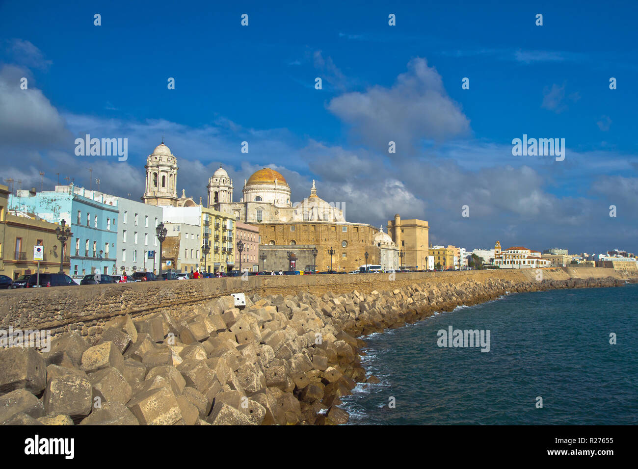 Cádiz ist, in den meisten Punkten, einer typisch andalusischen Stadt mit einer Vielzahl von Perspektiven und gut erhaltenen historischen Wahrzeichen. Stockfoto