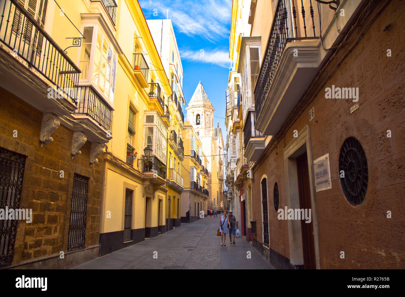Cádiz ist, in den meisten Punkten, einer typisch andalusischen Stadt mit einer Vielzahl von Perspektiven und gut erhaltenen historischen Wahrzeichen. Stockfoto