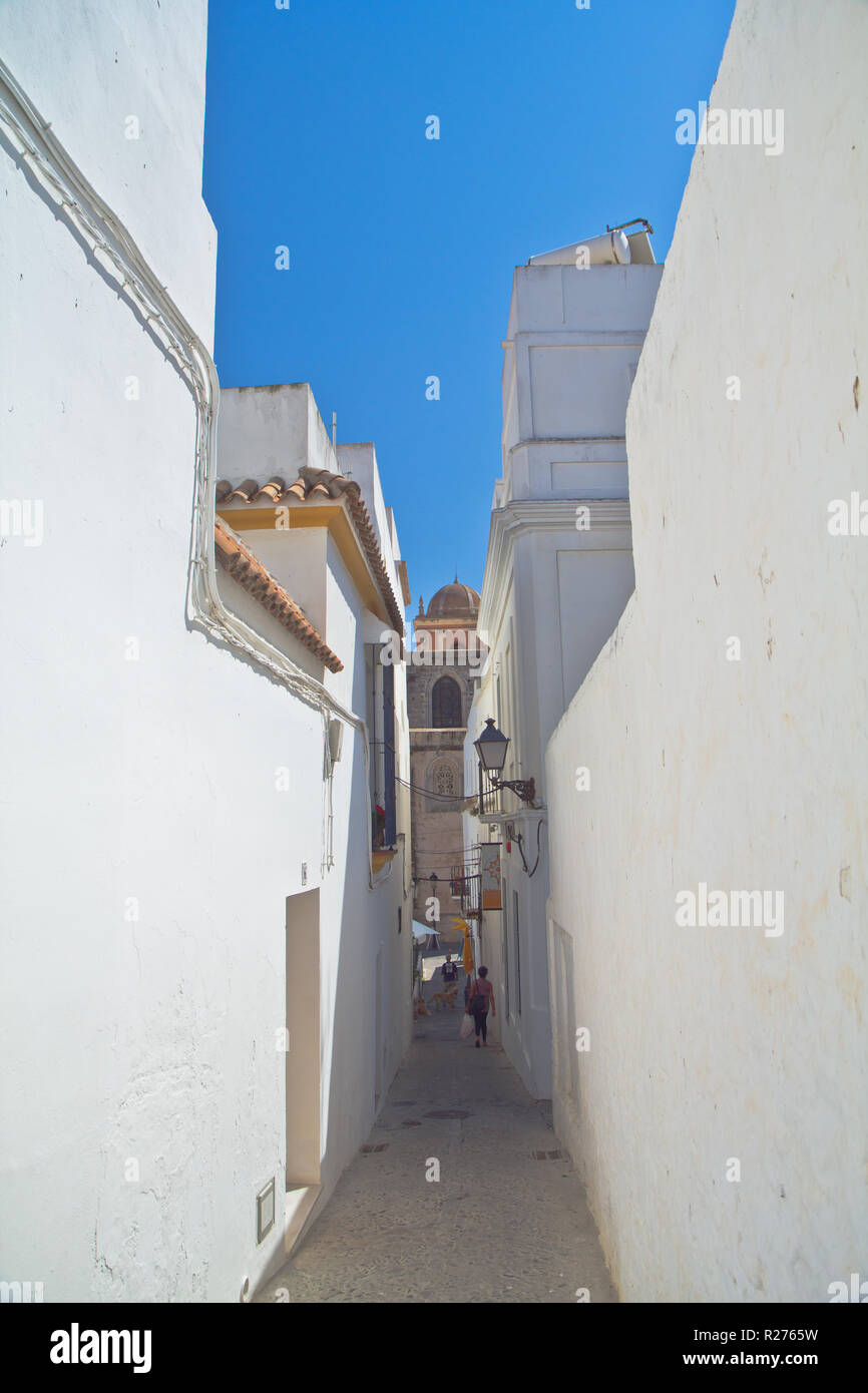 Cádiz ist, in den meisten Punkten, einer typisch andalusischen Stadt mit einer Vielzahl von Perspektiven und gut erhaltenen historischen Wahrzeichen. Stockfoto