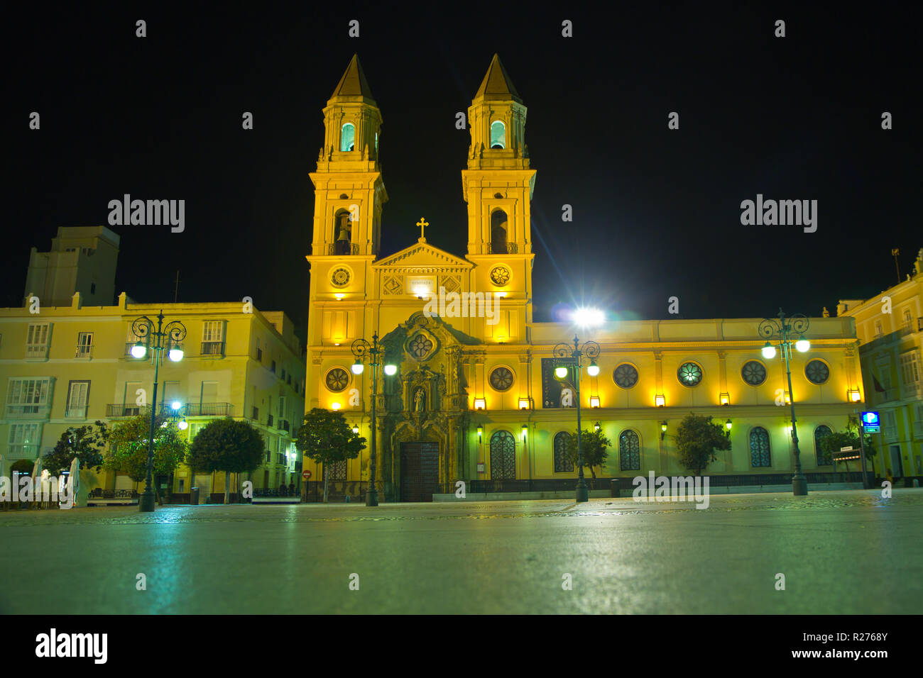 Cádiz ist, in den meisten Punkten, einer typisch andalusischen Stadt mit einer Vielzahl von Perspektiven und gut erhaltenen historischen Wahrzeichen. Stockfoto
