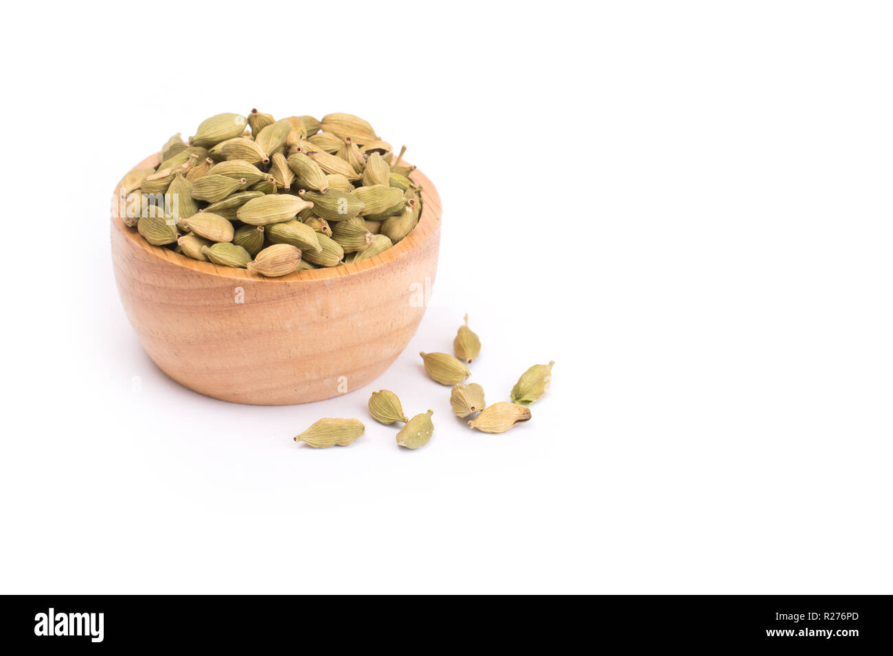 Grüner Kardamom in Houten, Kardamom oder cardamum auf weißem Hintergrund (getrocknete Früchte von Elettaria cardamomum Stockfoto