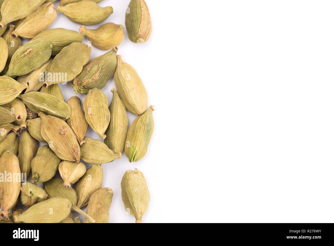 Stapel von Green Cardamom, Kardamom oder cardamum auf weißem Hintergrund (getrocknete Früchte von Elettaria cardamomum) Stockfoto