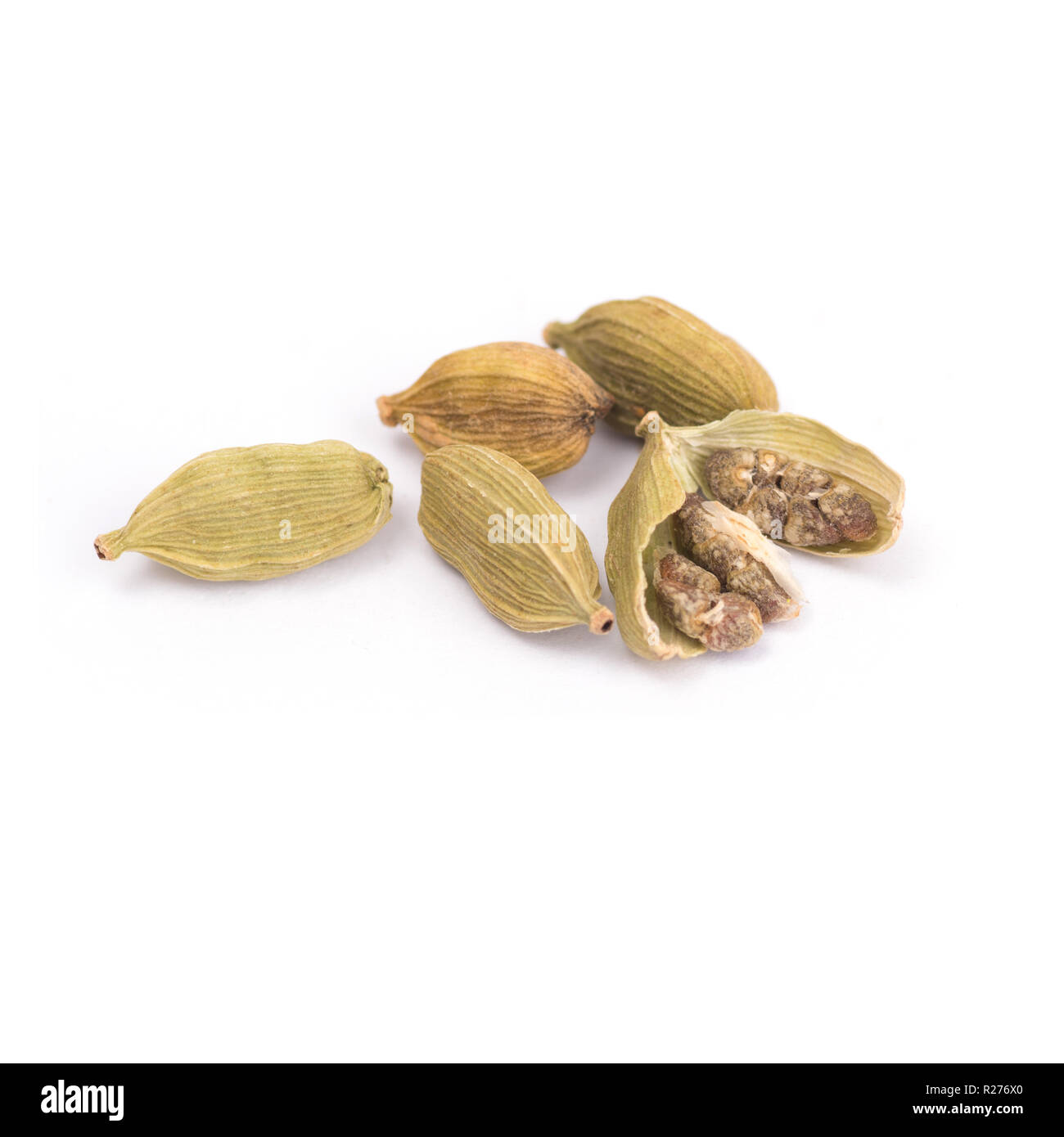 Grün Cardamom, Kardamom oder cardamum auf weißem Hintergrund (getrocknete Früchte von Elettaria cardamomum) Stockfoto