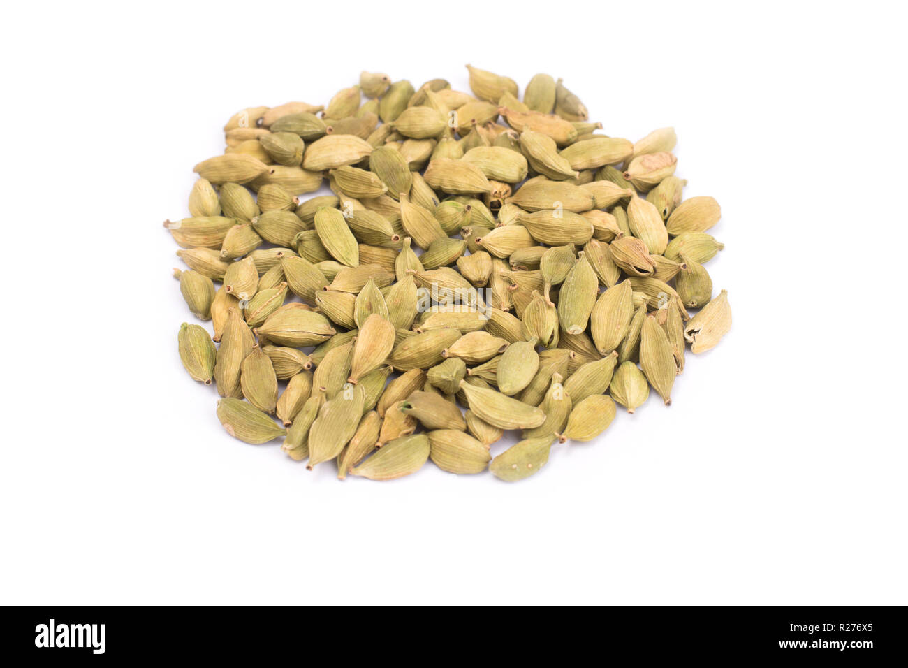 Stapel von Green Cardamom, Kardamom oder cardamum auf weißem Hintergrund (getrocknete Früchte von Elettaria cardamomum Stockfoto