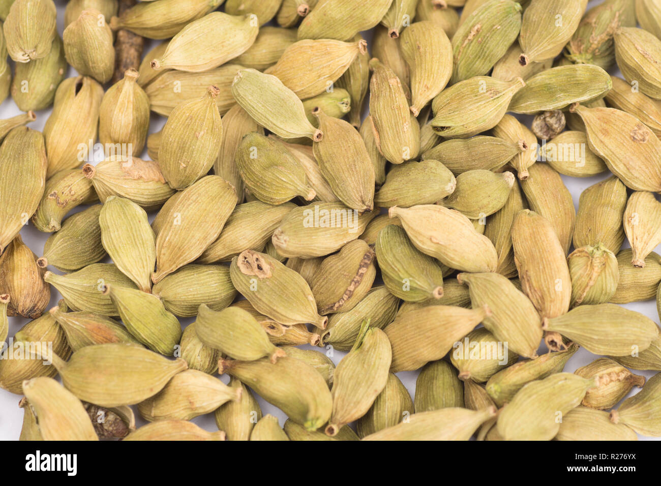 Stapel von Green Cardamom, Kardamom oder cardamum Hintergrund (getrocknete Früchte von Elettaria cardamomum) Stockfoto