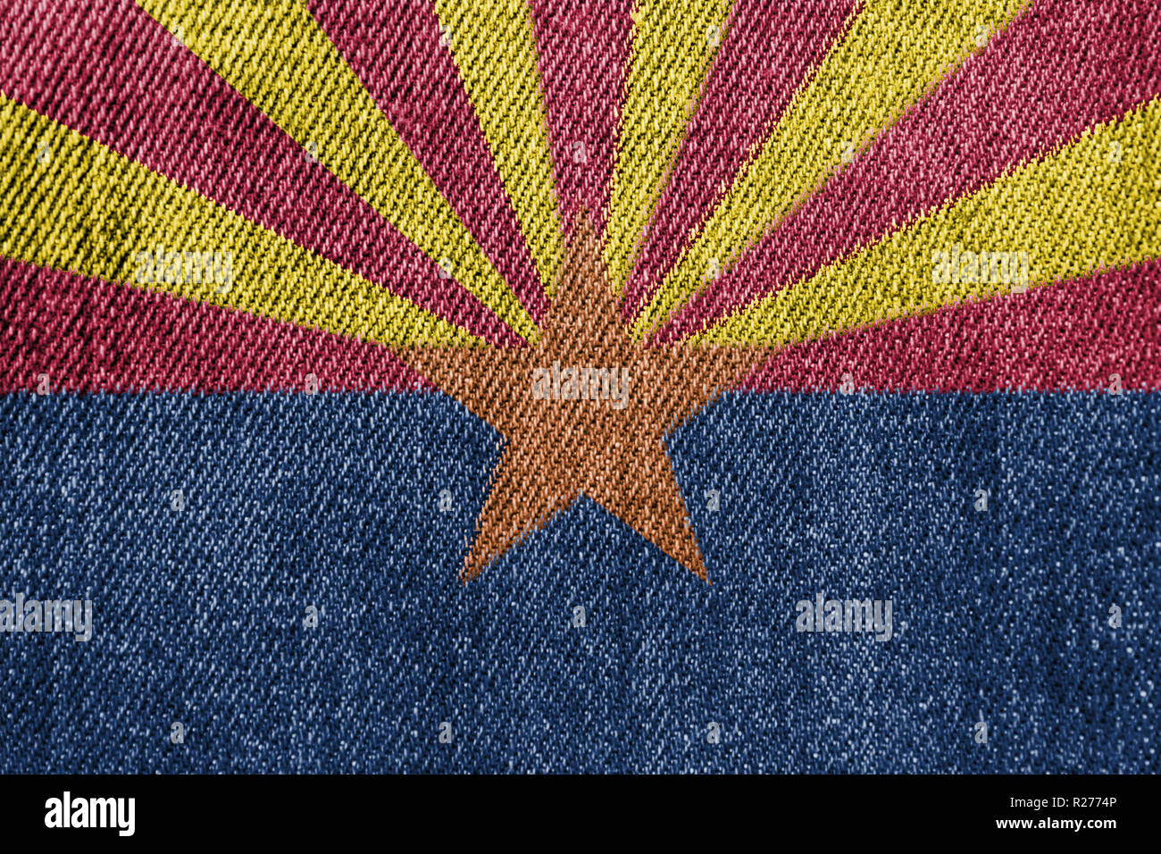Textilindustrie oder Politik Konzept: Arizona Flagge Jeans Hintergrund Textur Stockfoto