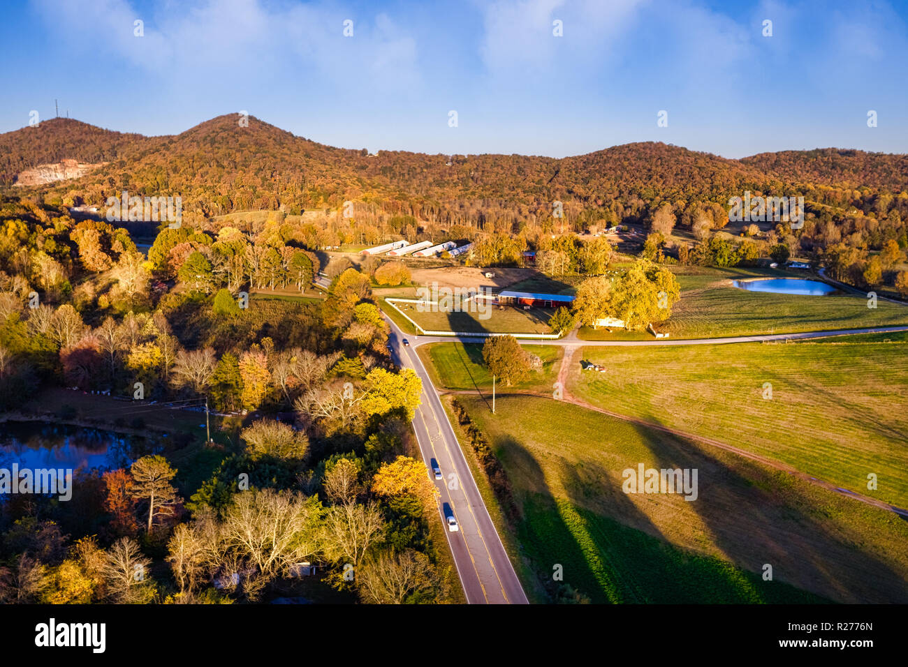 Luftaufnahme Sonnenuntergang Bild von Farmen und Straße in Georgien Berge schossen im Herbst Stockfoto