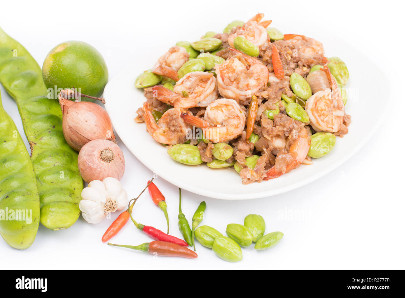 Würziges Wok gebratene Garnelen mit bitteren oder verdreht Cluster oder stinken Bean (bitteren Bohne) und Garnelenpaste auf weißem Hintergrund Stockfoto