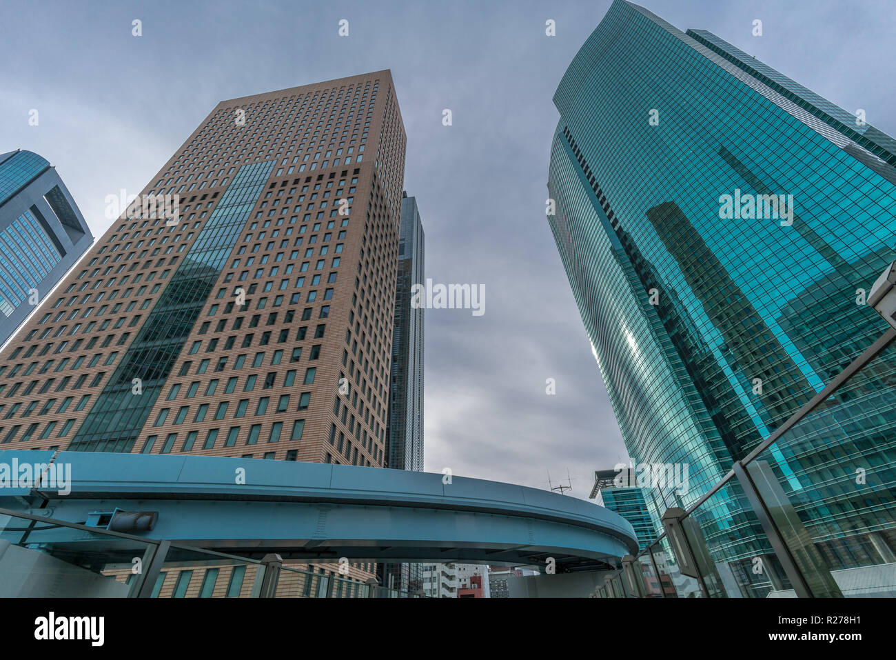 Minato Bezirk, Tokyo, Japan - 19 August 2018: Yurikamome Linie durch Wolkenkratzer, Gebäude in der Nähe von Higashi-Shimbashi Bereich. Shiodome Tower, Royal Park Hot Stockfoto
