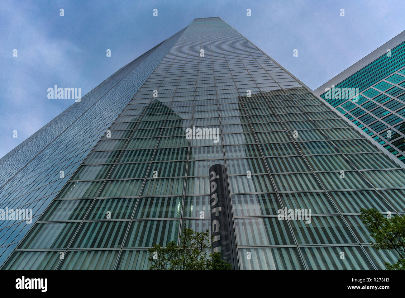 Minato Bezirk, Tokyo, Japan - 19 August, 2018: Straße der Dentsu zentrale Gebäude des französischen Architekten Jean Nouvel Stockfoto