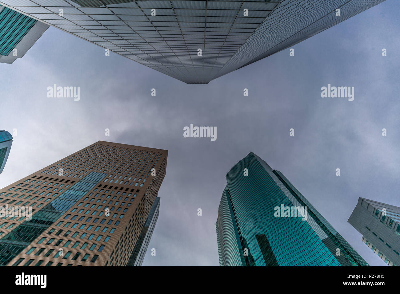 Minato Bezirk, Tokyo, Japan - 19 August, 2018: Straße der Shiodome Tower, Dentsu Hauptquartier und Shiodome City Center Stockfoto