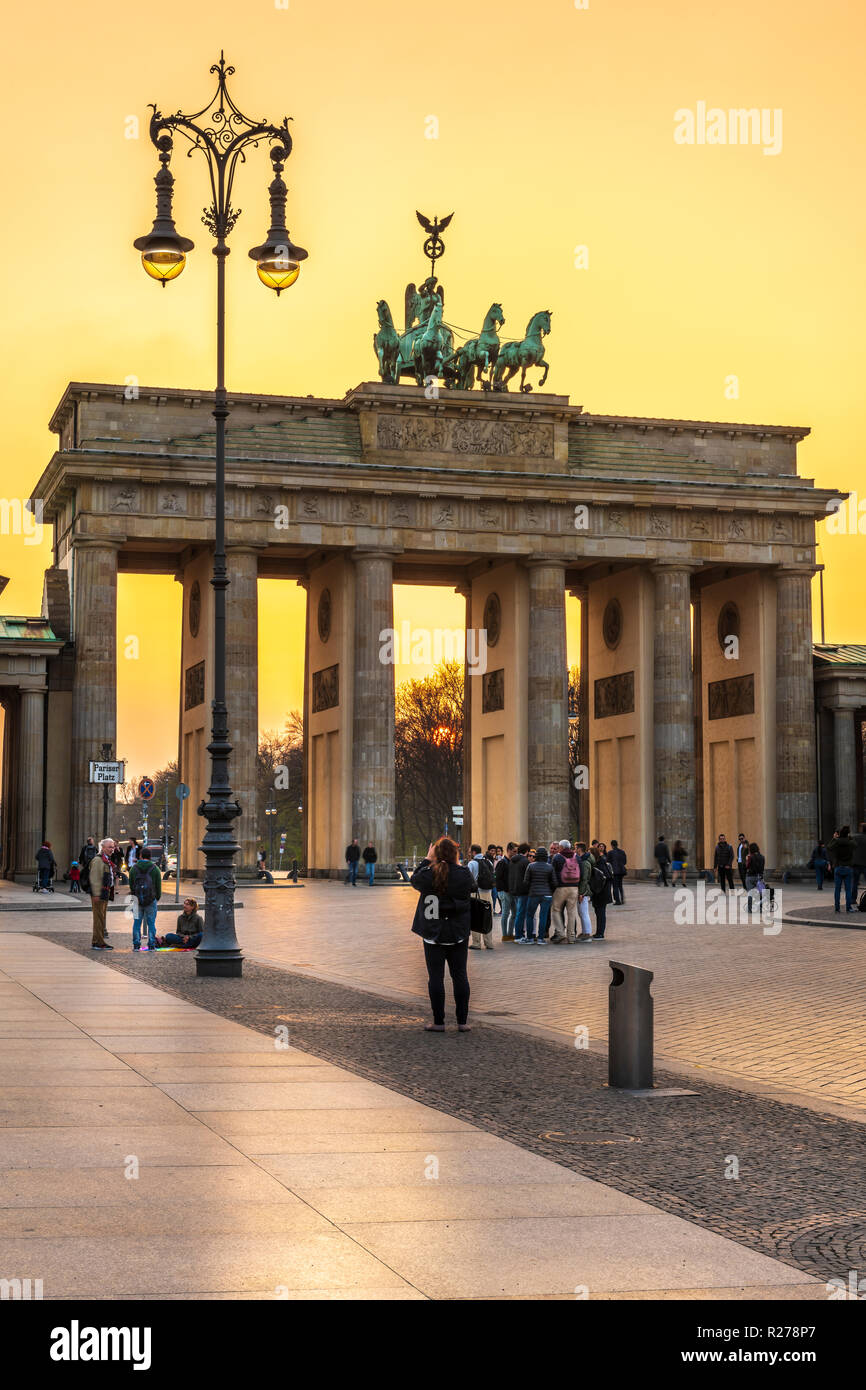 Das Brandenburger Tor ist ein aus dem 18. Jahrhundert neoklassischen Wahrzeichen Denkmal für die westlich von Pariser Platz im westlichen Teil Berlins. Stockfoto