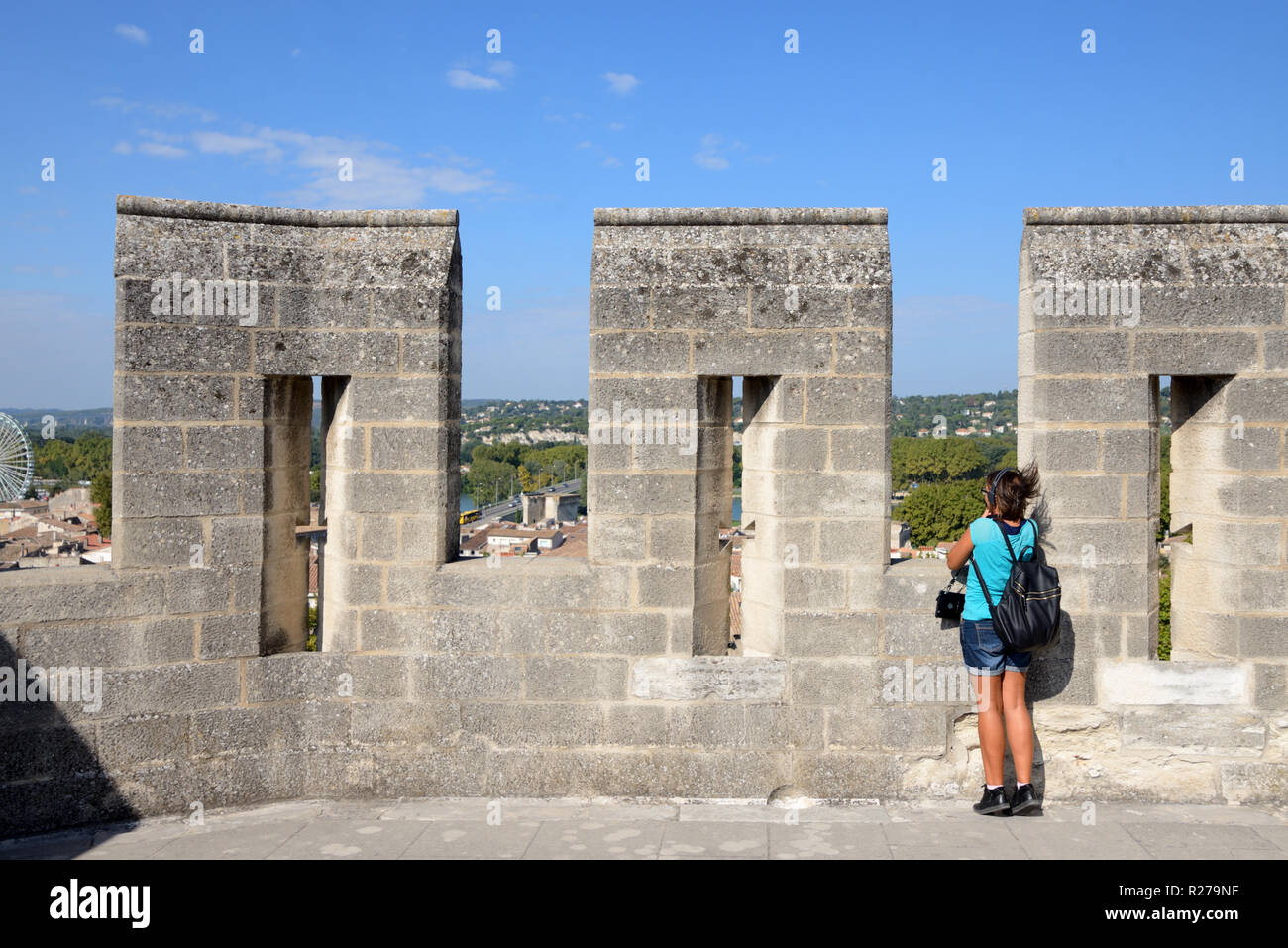 Weibliche Touristen Fotografieren von Dachterrasse der Päpste Palast oder Palais des Papes & Blick auf Blick über Avignon Provence Frankreich Stockfoto