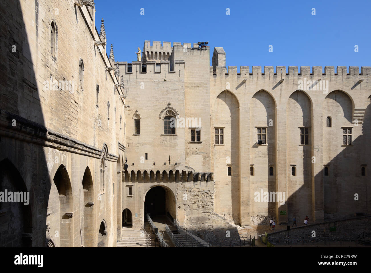 Innenhof oder Cours d'Honneur Päpste Palace, dem Päpstlichen Palast oder Palais des Papes Avignon Provence Frankreich Stockfoto