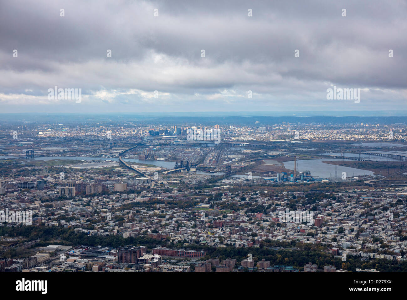 Helikopter Luftbild von New Jersey mit Newark im Hintergrund, USA Stockfoto