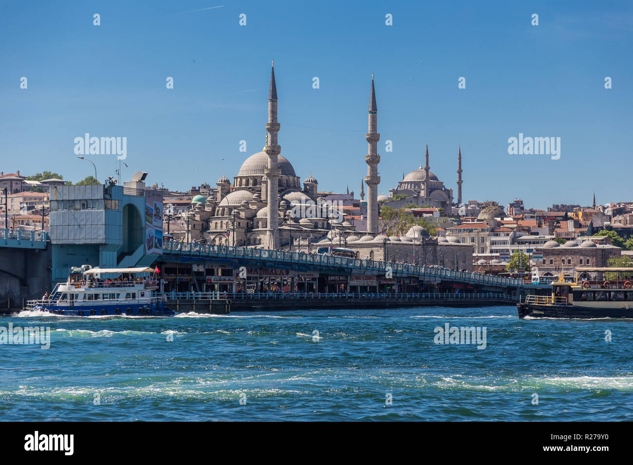 Istanbul, Türkei, 28. Mai 2013: Blick auf die Neue Moschee (Yeni Camii) über das Goldene Horn, mit der Galata Brücke vor. Stockfoto
