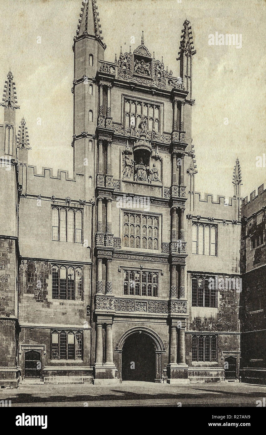 Oxford, Bodleian Library, ist die Stadt weltweit als die Heimat der Universität von Oxford, die älteste Universität in der englischsprachigen Welt.[11] Bauwerke in Oxford bemerkenswerte Beispiele für alle englischen Architektur Zeitraum seit Ende der Sächsischen Zeitraum zeigen bekannt. Oxford ist als "Stadt der träumenden Turmspitzen' bekannt, ein Begriff geprägt durch poet Matthew Arnold. Oxford hat einen breiten wirtschaftlichen Basis. Ihre Industrien gehören Motor Manufacturing, Bildung, Verlagswesen und eine grosse Anzahl von Informationen Technologie und Wissenschaft - gegründete Geschäfte, einige akademische Ableger. Stockfoto