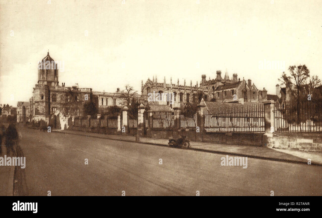 Oxford, Christus Kirche mit Turm von St Aldates. Die Stadt ist weltweit bekannt als die Heimat von der Oxford University, die älteste Universität in der englischsprachigen Welt.[11] Bauwerke in Oxford bemerkenswerte Beispiele für alle englischen Architektur Zeitraum seit Ende der Sächsischen Zeitraum zeigen. Oxford ist als "Stadt der träumenden Turmspitzen' bekannt, ein Begriff geprägt durch poet Matthew Arnold. Oxford hat einen breiten wirtschaftlichen Basis. Ihre Industrien gehören Motor Manufacturing, Bildung, Verlagswesen und eine grosse Anzahl von Informationen Technologie und Wissenschaft - gegründete Geschäfte, einige akademische Ableger. Stockfoto