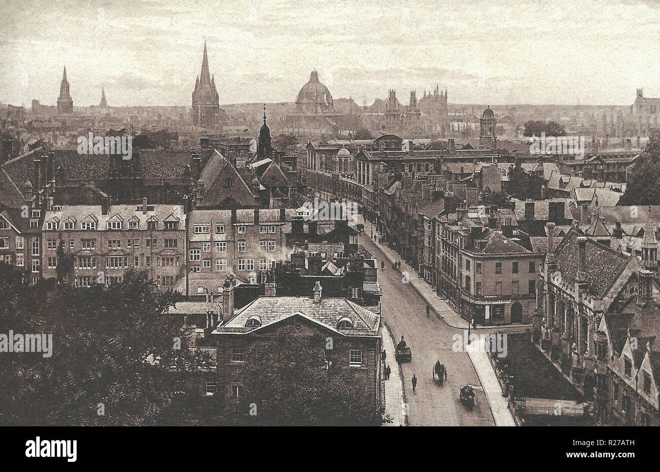 Oxford, High Street allgemeine Ansicht, ist die Stadt weltweit als die Heimat der Universität von Oxford, die älteste Universität in der englischsprachigen Welt.[11] Bauwerke in Oxford bemerkenswerte Beispiele für alle englischen Architektur Zeitraum seit Ende der Sächsischen Zeitraum zeigen bekannt. Oxford ist als "Stadt der träumenden Turmspitzen' bekannt, ein Begriff geprägt durch poet Matthew Arnold. Oxford hat einen breiten wirtschaftlichen Basis. Ihre Industrien gehören Motor Manufacturing, Bildung, Verlagswesen und eine grosse Anzahl von Informationen Technologie und Wissenschaft - gegründete Geschäfte, einige akademische Ableger. Stockfoto