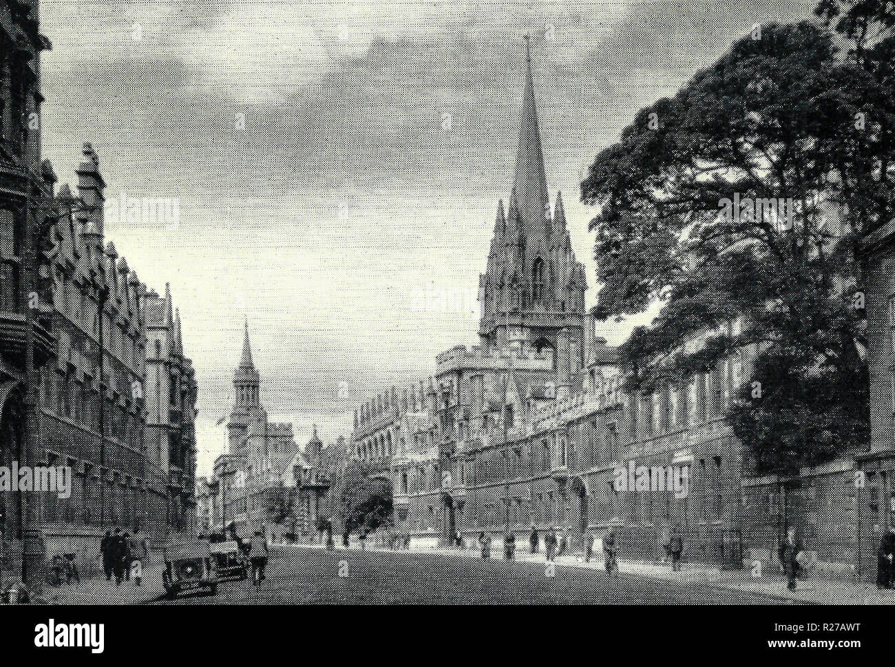 Oxford, High Street allgemeine Ansicht, ist die Stadt weltweit als die Heimat der Universität von Oxford, die älteste Universität in der englischsprachigen Welt.[11] Bauwerke in Oxford bemerkenswerte Beispiele für alle englischen Architektur Zeitraum seit Ende der Sächsischen Zeitraum zeigen bekannt. Oxford ist als "Stadt der träumenden Turmspitzen' bekannt, ein Begriff geprägt durch poet Matthew Arnold. Oxford hat einen breiten wirtschaftlichen Basis. Ihre Industrien gehören Motor Manufacturing, Bildung, Verlagswesen und eine grosse Anzahl von Informationen Technologie und Wissenschaft - gegründete Geschäfte, einige akademische Ableger. Stockfoto