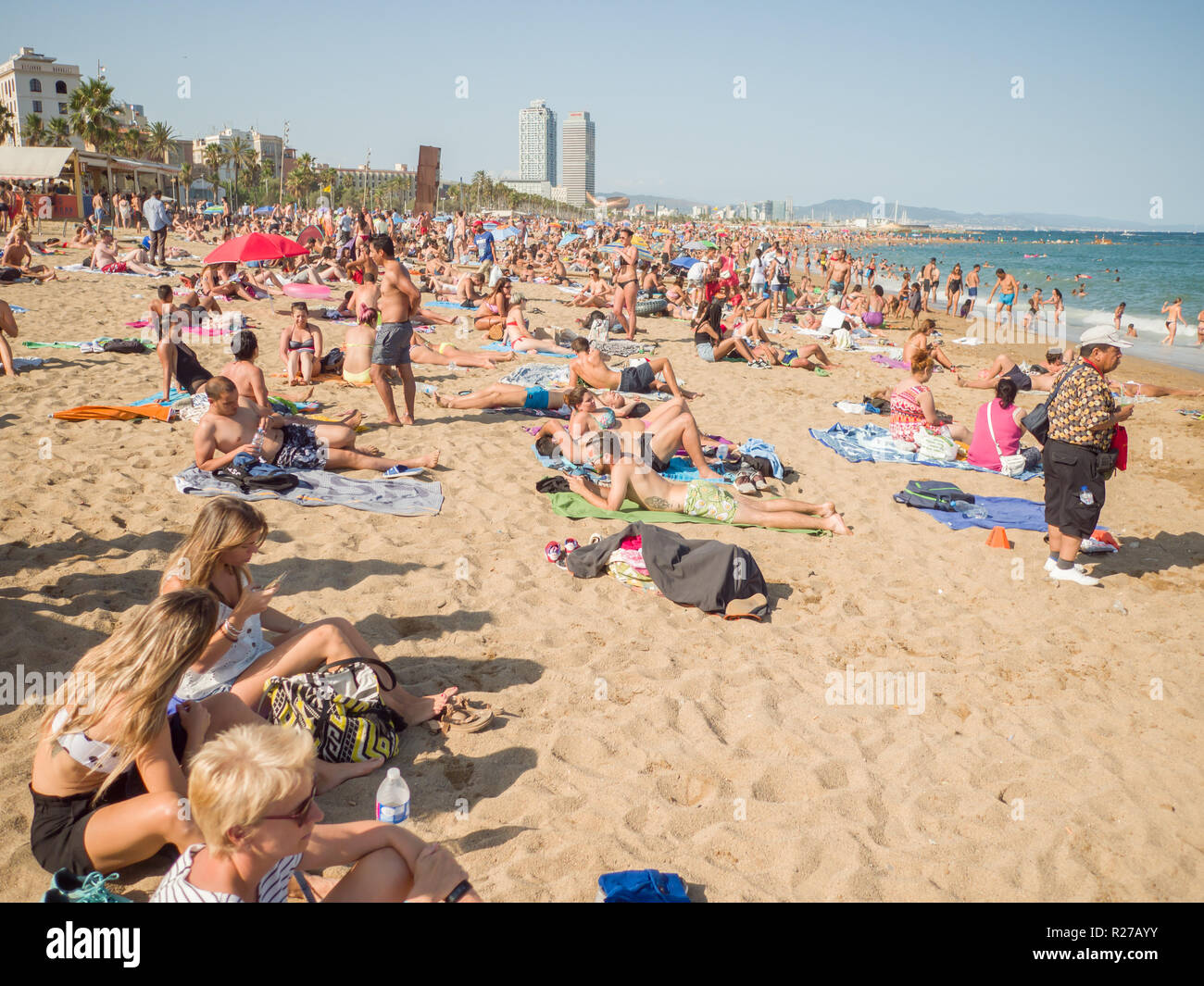 Barcelona, Spanien - 5. August 2018: Stadt, Strand, 400 m lang, einer der 10 besten städtischen Strände der Welt. Touristen Rest entlang den Strand Barceloneta. Stockfoto
