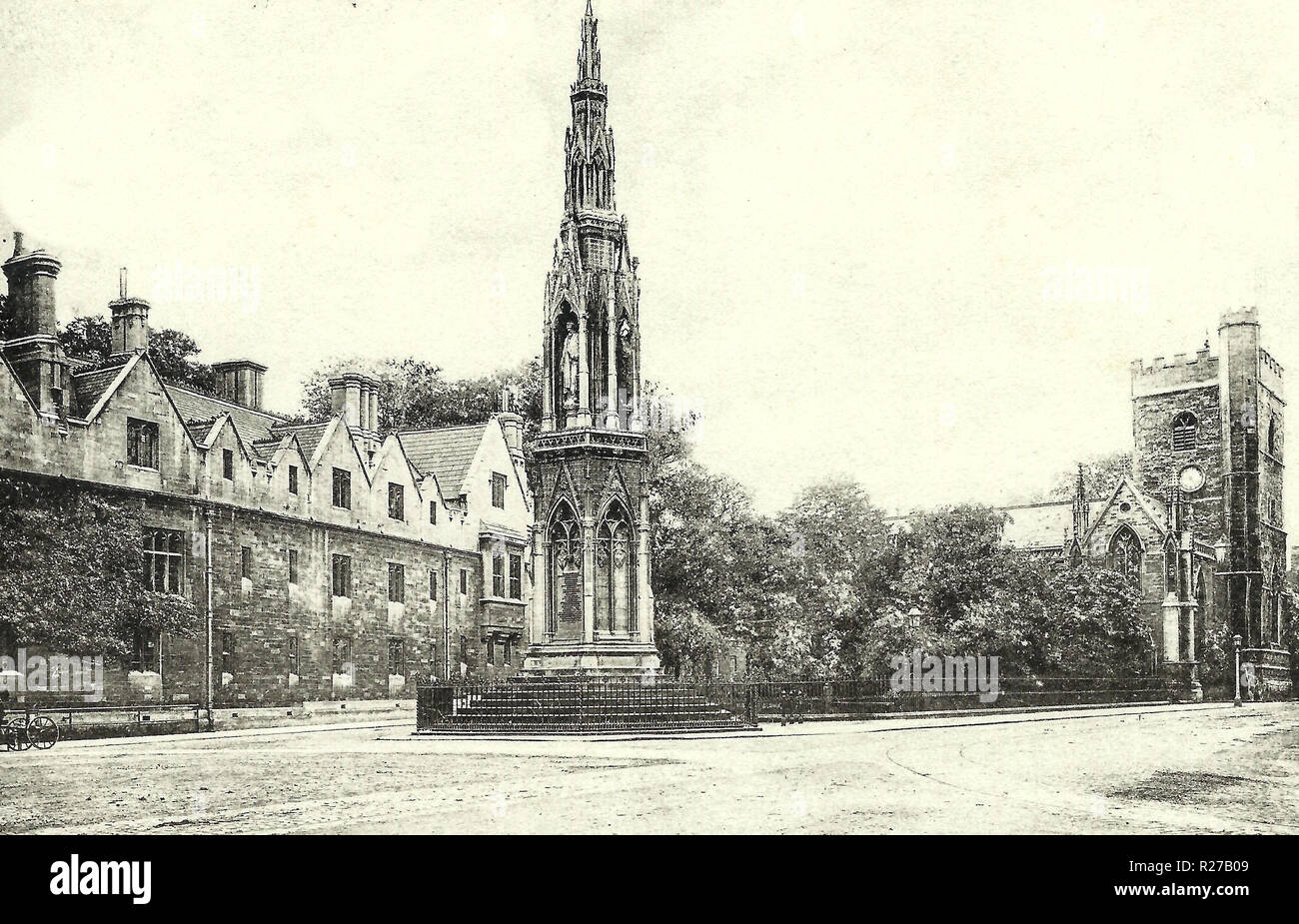 Oxford Martyres Denkmal. Die Stadt ist weltweit als die Heimat der Universität von Oxford, die älteste Universität in der englischsprachigen Welt.[11] Bauwerke in Oxford bemerkenswerte Beispiele für alle englischen Architektur Zeitraum seit Ende der Sächsischen Zeitraum zeigen bekannt. Oxford ist als "Stadt der träumenden Turmspitzen' bekannt, ein Begriff geprägt durch poet Matthew Arnold. Oxford hat einen breiten wirtschaftlichen Basis. Ihre Industrien gehören Motor Manufacturing, Bildung, Verlagswesen und eine grosse Anzahl von Informationen Technologie und Wissenschaft - gegründete Geschäfte, einige akademische Ableger. Stockfoto