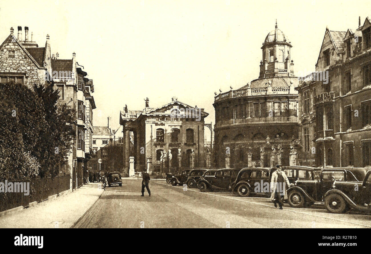 Oxford, die Broad Street und die Sheldonian Theatre. Die Stadt ist weltweit als die Heimat der Universität von Oxford, die älteste Universität in der englischsprachigen Welt.[11] Bauwerke in Oxford bemerkenswerte Beispiele für alle englischen Architektur Zeitraum seit Ende der Sächsischen Zeitraum zeigen bekannt. Oxford ist als "Stadt der träumenden Turmspitzen' bekannt, ein Begriff geprägt durch poet Matthew Arnold. Oxford hat einen breiten wirtschaftlichen Basis. Ihre Industrien gehören Motor Manufacturing, Bildung, Verlagswesen und eine grosse Anzahl von Informationen Technologie und Wissenschaft - gegründete Geschäfte, einige akademische Ableger. Stockfoto