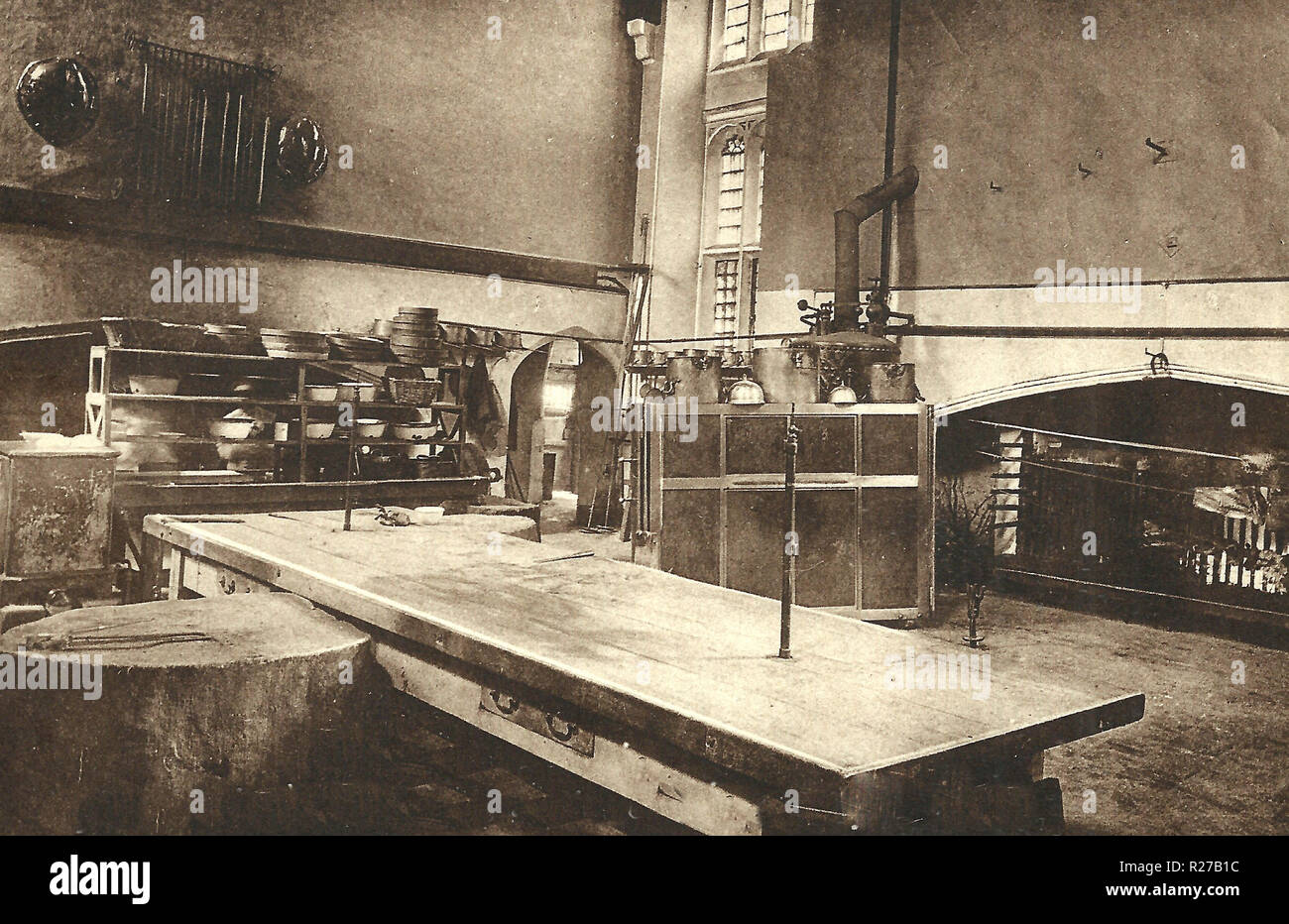 Oxford, inneren Christus Kirche Küche. Die Stadt ist weltweit als die Heimat der Universität von Oxford, die älteste Universität in der englischsprachigen Welt.[11] Bauwerke in Oxford bemerkenswerte Beispiele für alle englischen Architektur Zeitraum seit Ende der Sächsischen Zeitraum zeigen bekannt. Oxford ist als "Stadt der träumenden Turmspitzen' bekannt, ein Begriff geprägt durch poet Matthew Arnold. Oxford hat einen breiten wirtschaftlichen Basis. Ihre Industrien gehören Motor Manufacturing, Bildung, Verlagswesen und eine grosse Anzahl von Informationen Technologie und Wissenschaft - gegründete Geschäfte, einige akademische Ableger. Stockfoto