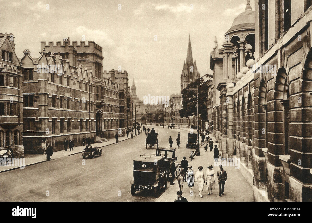 Oxford, High Street allgemeine Ansicht, ist die Stadt weltweit als die Heimat der Universität von Oxford, die älteste Universität in der englischsprachigen Welt.[11] Bauwerke in Oxford bemerkenswerte Beispiele für alle englischen Architektur Zeitraum seit Ende der Sächsischen Zeitraum zeigen bekannt. Oxford ist als "Stadt der träumenden Turmspitzen' bekannt, ein Begriff geprägt durch poet Matthew Arnold. Oxford hat einen breiten wirtschaftlichen Basis. Ihre Industrien gehören Motor Manufacturing, Bildung, Verlagswesen und eine grosse Anzahl von Informationen Technologie und Wissenschaft - gegründete Geschäfte, einige akademische Ableger. Stockfoto