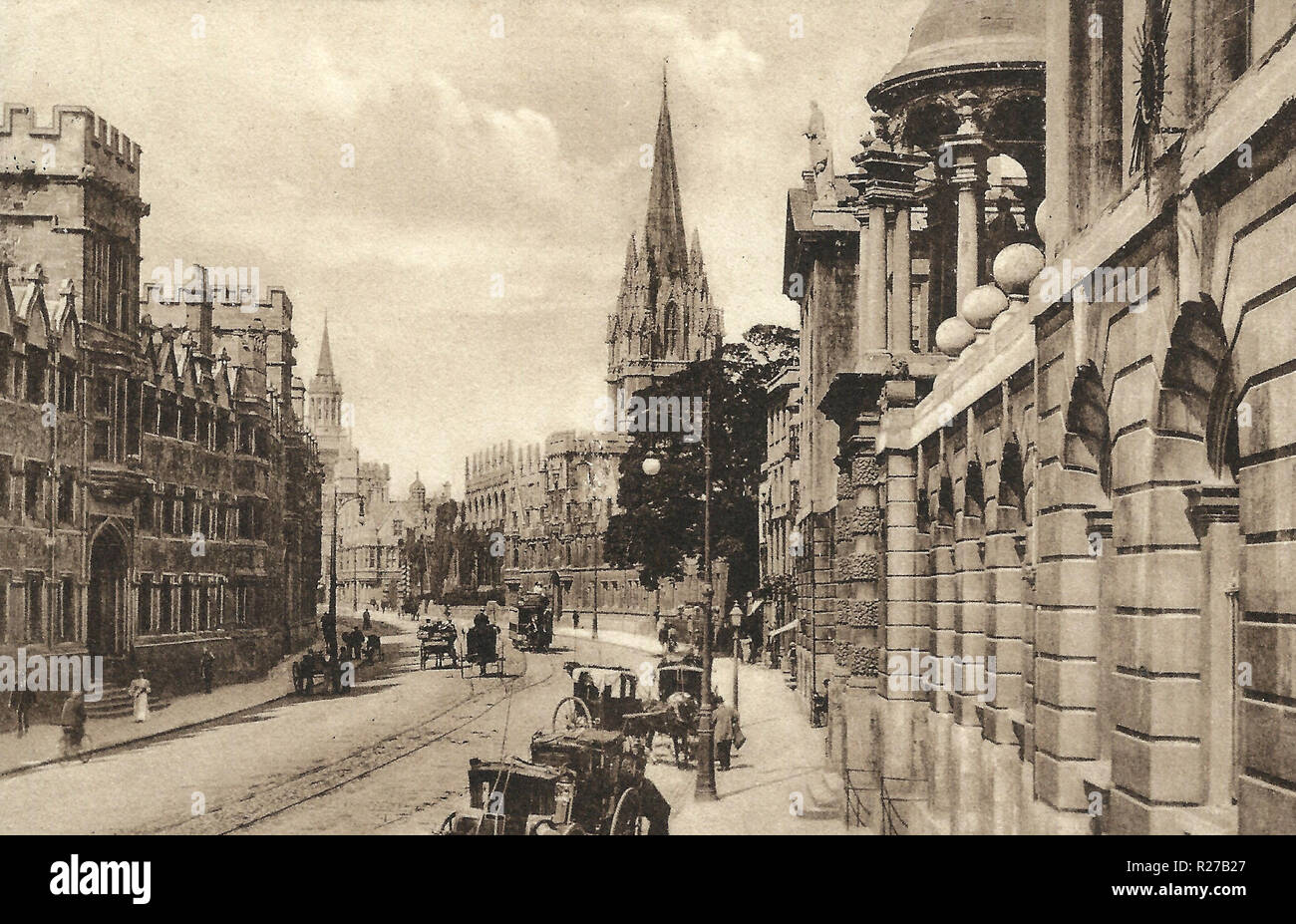 Oxford, High Street allgemeine Ansicht, ist die Stadt weltweit als die Heimat der Universität von Oxford, die älteste Universität in der englischsprachigen Welt.[11] Bauwerke in Oxford bemerkenswerte Beispiele für alle englischen Architektur Zeitraum seit Ende der Sächsischen Zeitraum zeigen bekannt. Oxford ist als "Stadt der träumenden Turmspitzen' bekannt, ein Begriff geprägt durch poet Matthew Arnold. Oxford hat einen breiten wirtschaftlichen Basis. Ihre Industrien gehören Motor Manufacturing, Bildung, Verlagswesen und eine grosse Anzahl von Informationen Technologie und Wissenschaft - gegründete Geschäfte, einige akademische Ableger. Stockfoto