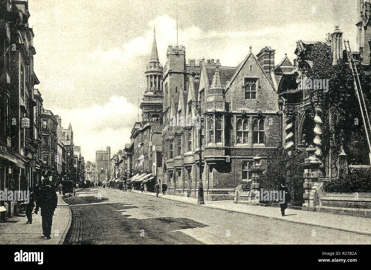 Oxford, High Street allgemeine Ansicht, ist die Stadt weltweit als die Heimat der Universität von Oxford, die älteste Universität in der englischsprachigen Welt.[11] Bauwerke in Oxford bemerkenswerte Beispiele für alle englischen Architektur Zeitraum seit Ende der Sächsischen Zeitraum zeigen bekannt. Oxford ist als "Stadt der träumenden Turmspitzen' bekannt, ein Begriff geprägt durch poet Matthew Arnold. Oxford hat einen breiten wirtschaftlichen Basis. Ihre Industrien gehören Motor Manufacturing, Bildung, Verlagswesen und eine grosse Anzahl von Informationen Technologie und Wissenschaft - gegründete Geschäfte, einige akademische Ableger. Stockfoto