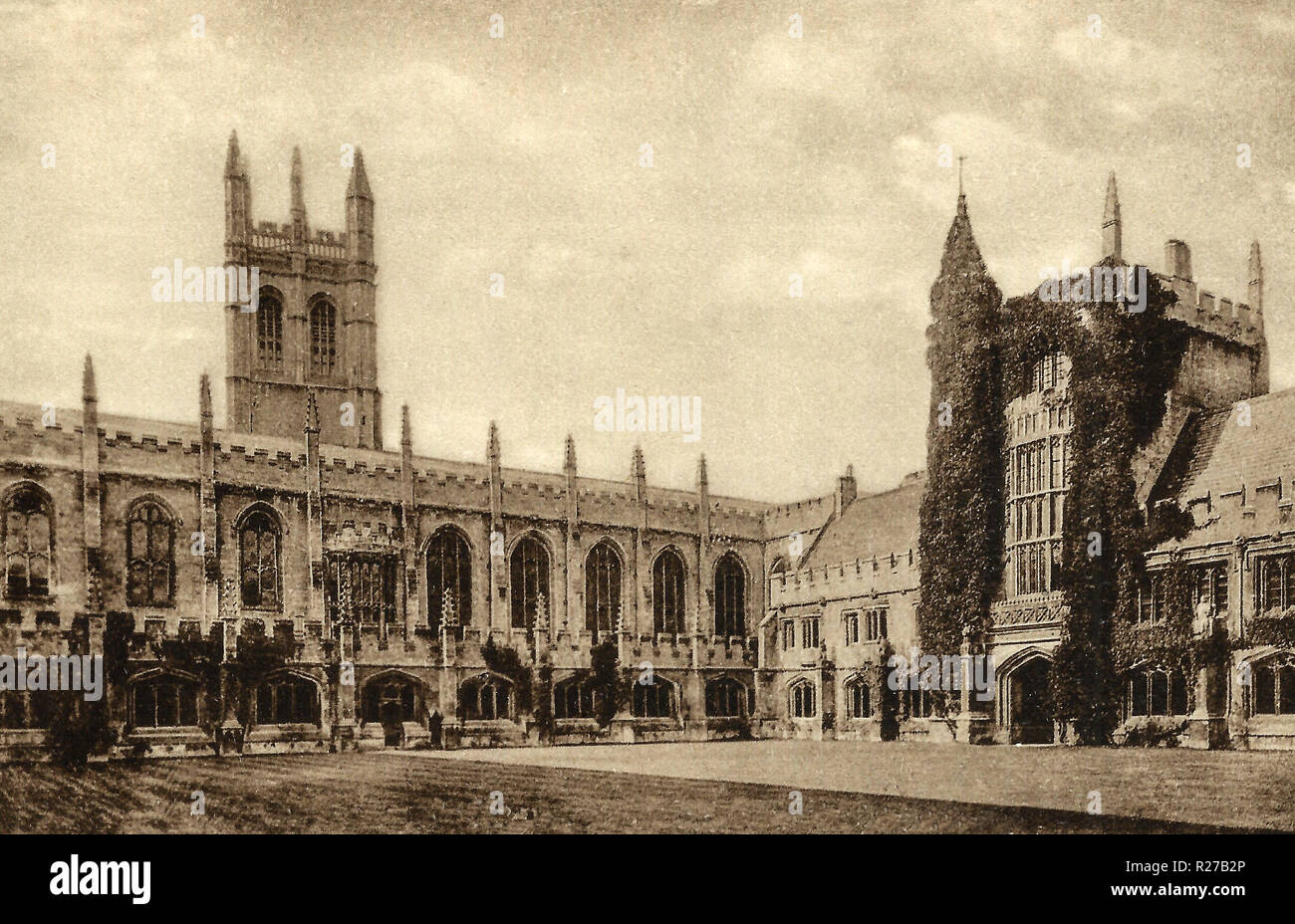 Oxford, Christus Kirche, Tom Tower. Die Stadt ist weltweit als die Heimat der Universität von Oxford, die älteste Universität in der englischsprachigen Welt.[11] Bauwerke in Oxford bemerkenswerte Beispiele für alle englischen Architektur Zeitraum seit Ende der Sächsischen Zeitraum zeigen bekannt. Oxford ist als "Stadt der träumenden Turmspitzen' bekannt, ein Begriff geprägt durch poet Matthew Arnold. Oxford hat einen breiten wirtschaftlichen Basis. Ihre Industrien gehören Motor Manufacturing, Bildung, Verlagswesen und eine grosse Anzahl von Informationen Technologie und Wissenschaft - gegründete Geschäfte, einige akademische Ableger. Stockfoto