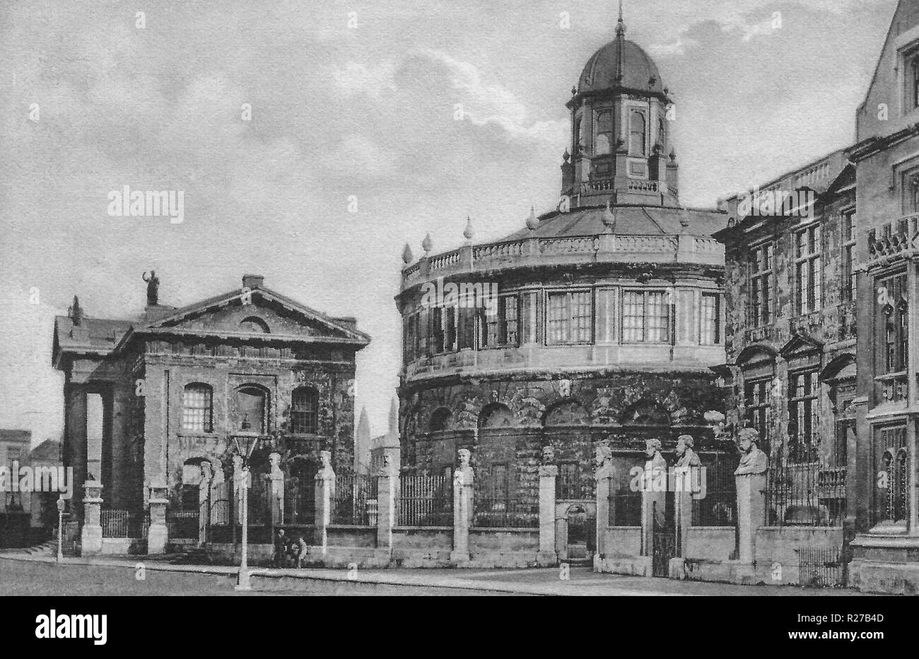 Oxford, Sheldonion Theater 1910, ist die Stadt weltweit als die Heimat der Universität von Oxford, die älteste Universität in der englischsprachigen Welt.[11] Bauwerke in Oxford bemerkenswerte Beispiele für alle englischen Architektur Zeitraum seit Ende der Sächsischen Zeitraum zeigen bekannt. Oxford ist als "Stadt der träumenden Turmspitzen' bekannt, ein Begriff geprägt durch poet Matthew Arnold. Oxford hat einen breiten wirtschaftlichen Basis. Ihre Industrien gehören Motor Manufacturing, Bildung, Verlagswesen und eine grosse Anzahl von Informationen Technologie und Wissenschaft - gegründete Geschäfte, einige akademische Ableger. Stockfoto