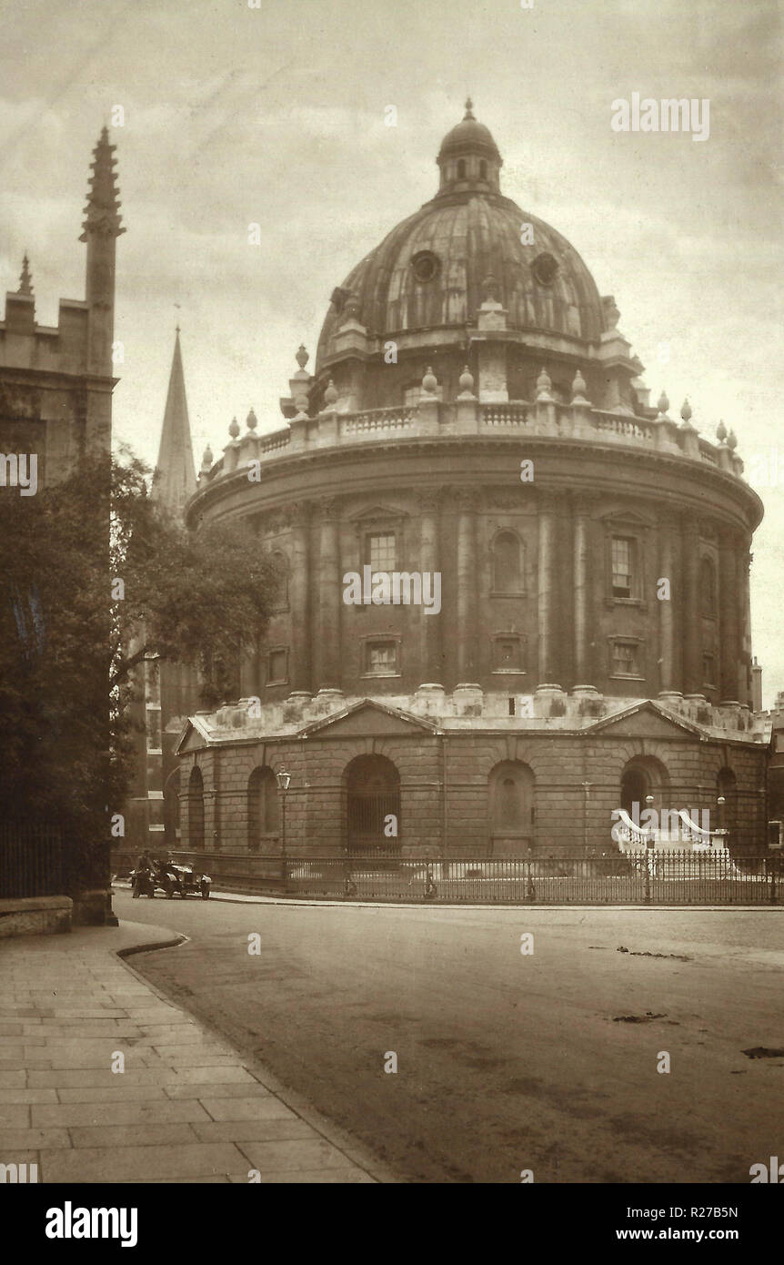Oxford, Radcliffe Camera. Die Stadt ist weltweit als die Heimat der Universität von Oxford, die älteste Universität in der englischsprachigen Welt.[11] Bauwerke in Oxford bemerkenswerte Beispiele für alle englischen Architektur Zeitraum seit Ende der Sächsischen Zeitraum zeigen bekannt. Oxford ist als "Stadt der träumenden Turmspitzen' bekannt, ein Begriff geprägt durch poet Matthew Arnold. Oxford hat einen breiten wirtschaftlichen Basis. Ihre Industrien gehören Motor Manufacturing, Bildung, Verlagswesen und eine grosse Anzahl von Informationen Technologie und Wissenschaft - gegründete Geschäfte, einige akademische Ableger. Stockfoto