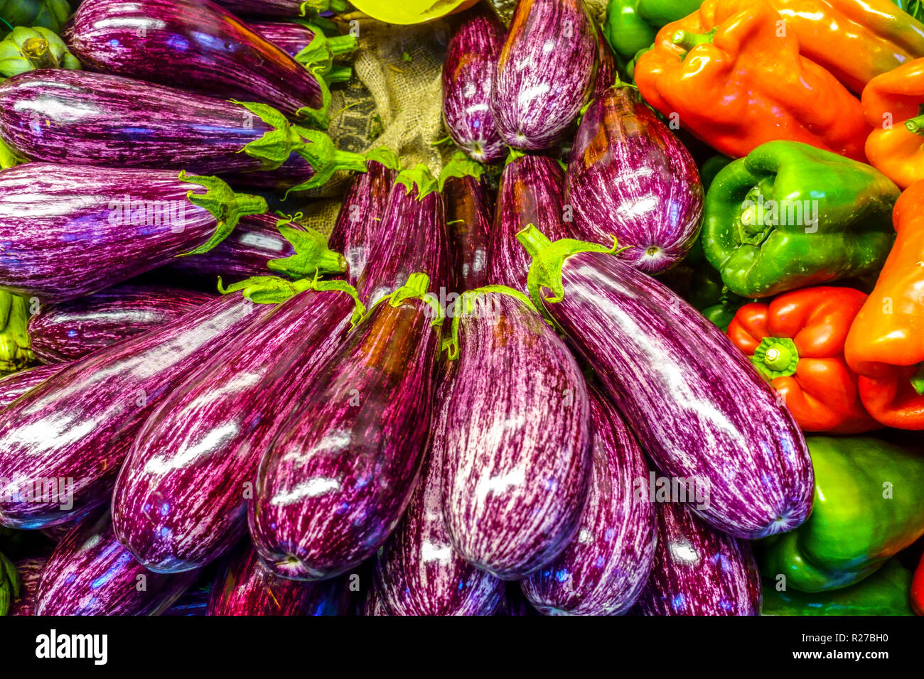 Gemüsemarkt, Auberginen, Aubergine Aubergine Spanien Valencia Markt Stockfoto