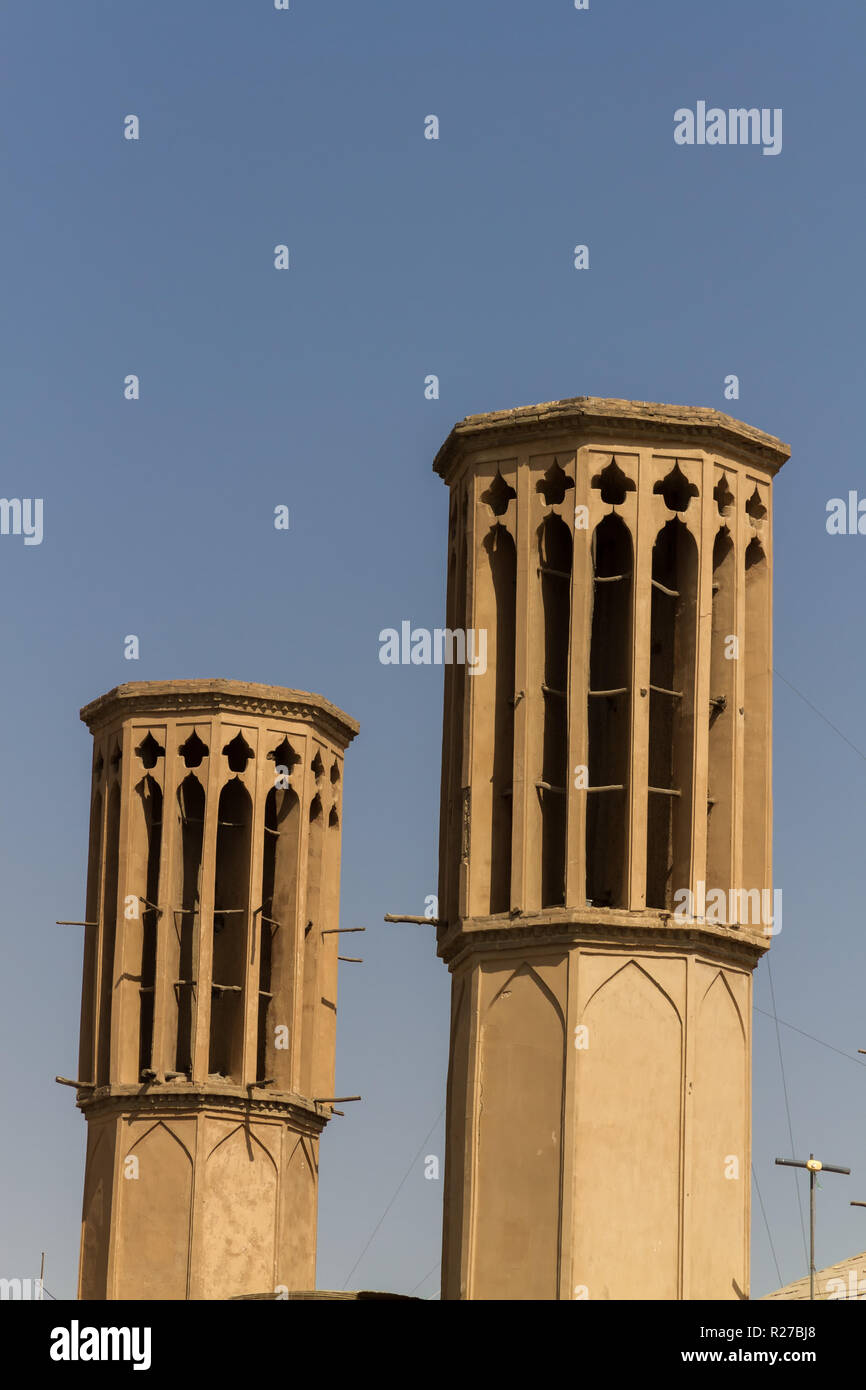 Iconic Badgirs windtowers, die Kühlung auf dem Dach der Wüstenstadt Yazd, Iran. Stockfoto