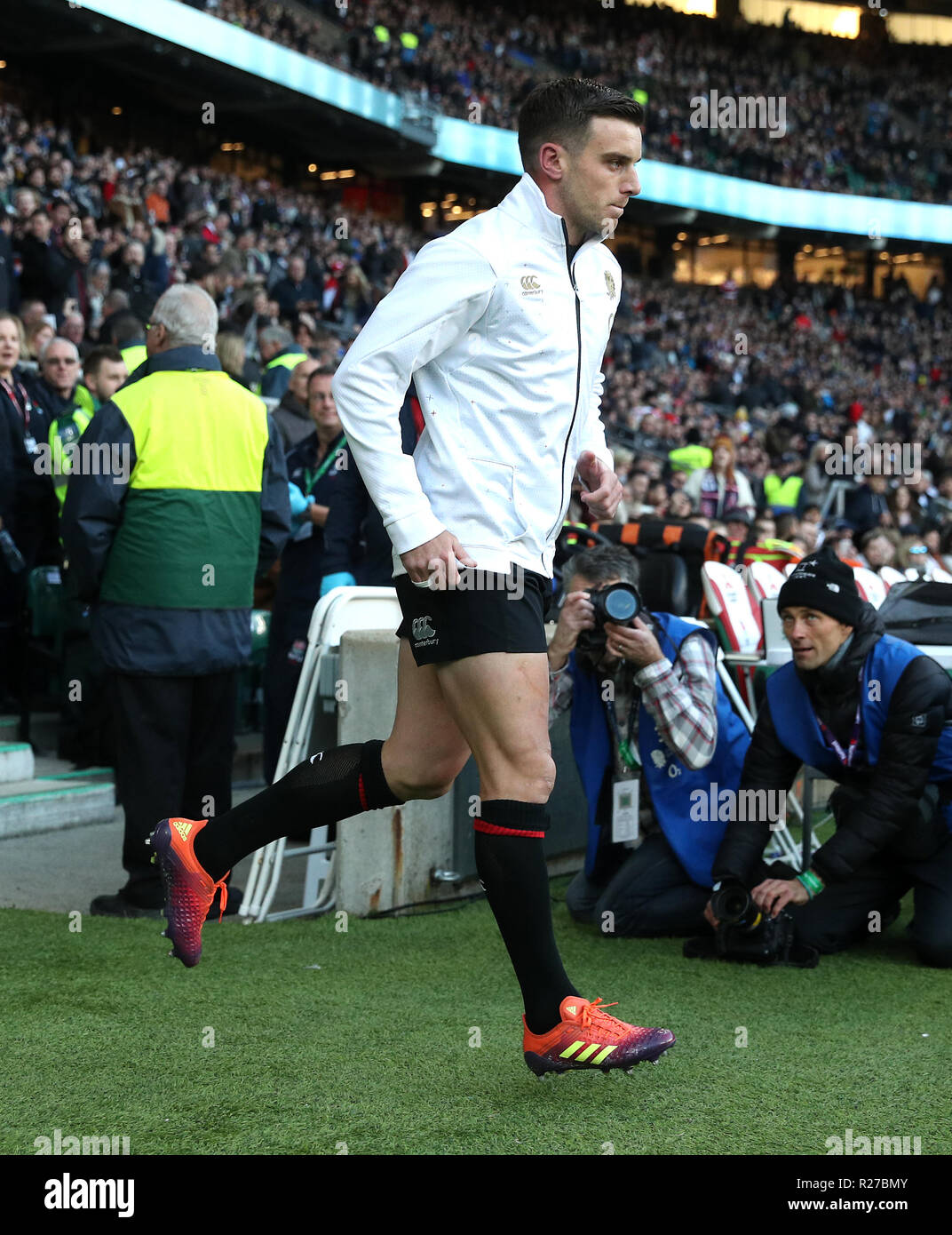 England's George Ford verlässt den Tunnel am Anfang der Quilter Länderspiel in Twickenham Stadium, London. Stockfoto