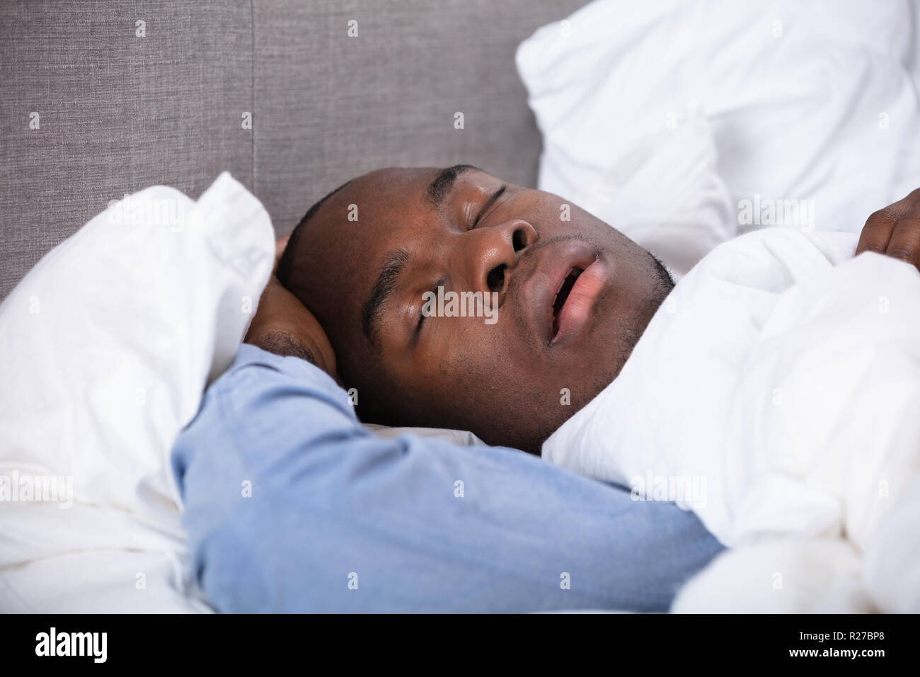 Porträt einer jungen afrikanischen Mann schlafend auf dem Bett Stockfoto