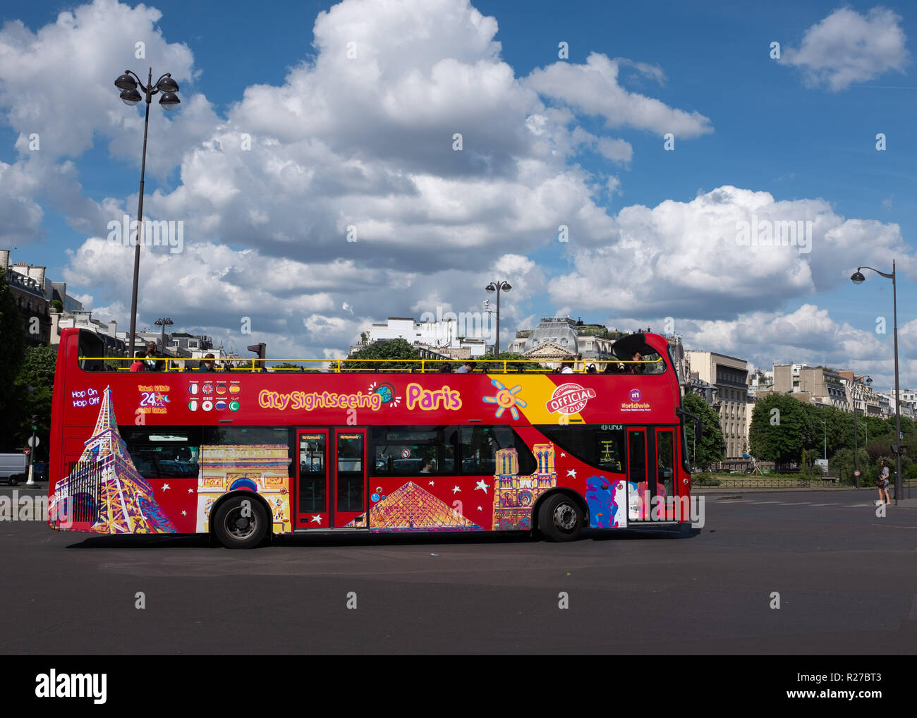 City Sightseeing Bus, auf der Straße, Paris, Frankreich Stockfoto
