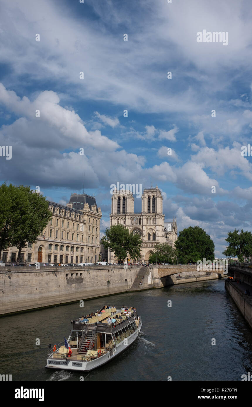 Schiff bewegen auf Seine, in der Nähe von Kathedrale Notre-Dame de Paris, Paris, Frankreich Stockfoto