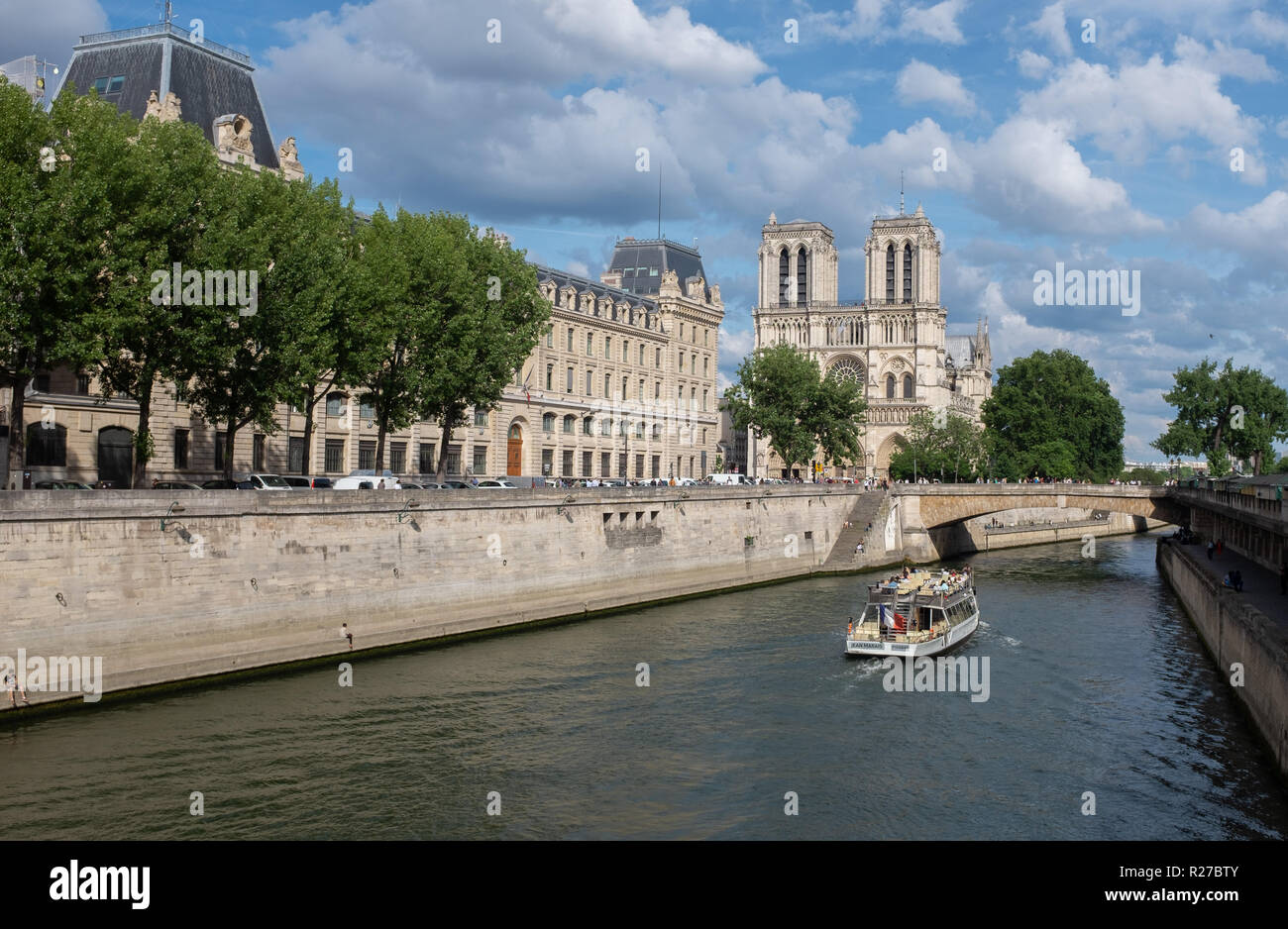 Schiff bewegen auf Seine, in der Nähe von Kathedrale Notre-Dame de Paris, Paris, Frankreich Stockfoto