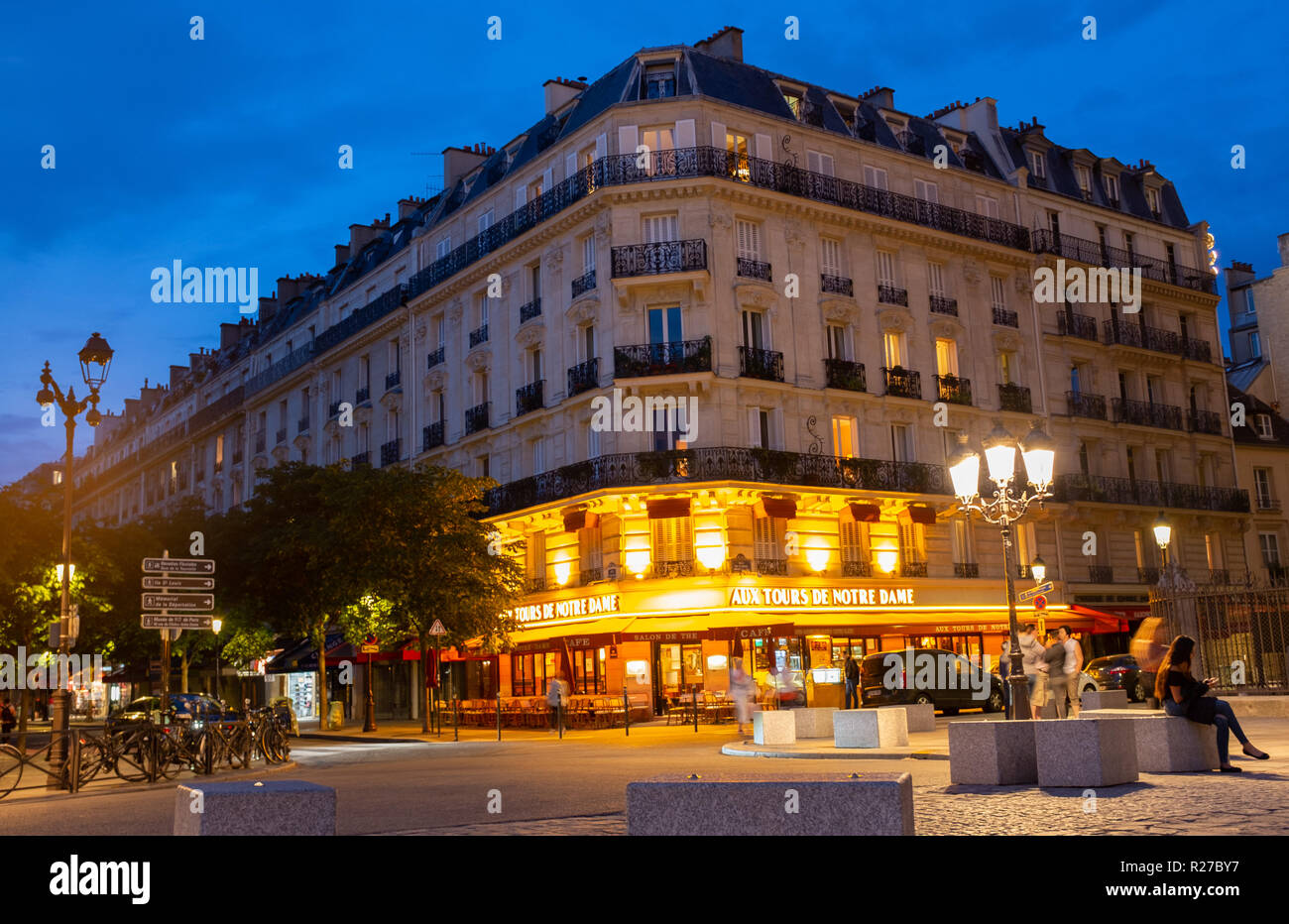 Außenansicht des Café Aux Tours de Notre Dame neben der Kathedrale, Paris, Frankreich Stockfoto