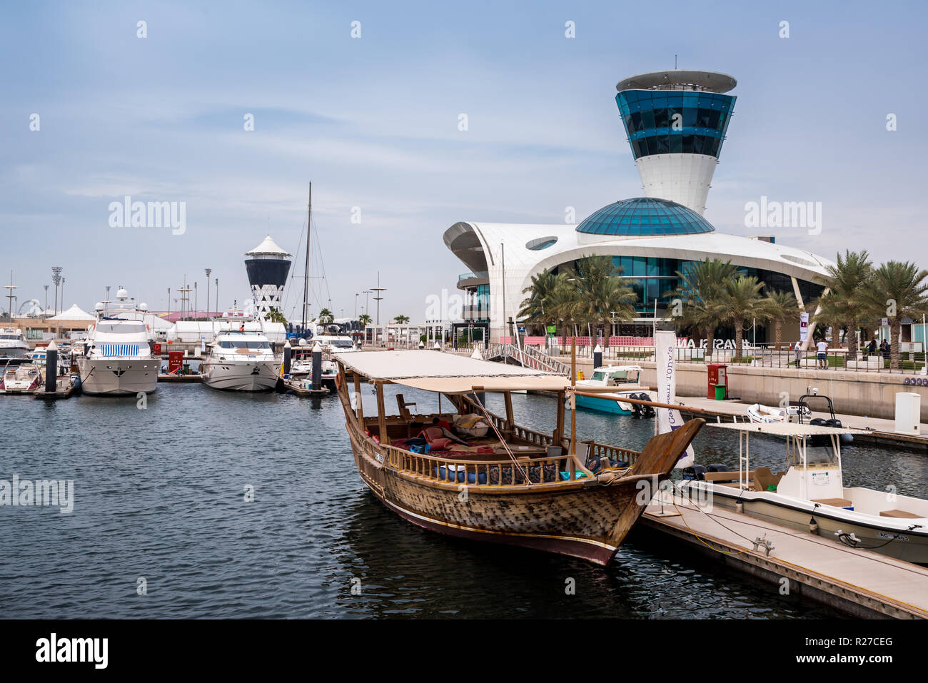 Dhau-kreuzfahrt Holz- Boot, das am Yas Marina, Yas Island, Abu Dhabi, VAE Stockfoto