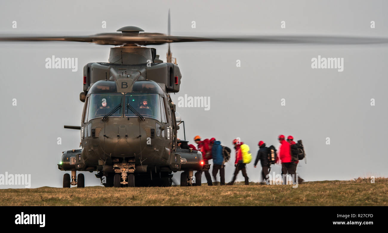 Royal Navy Merlin Helikopter mit Besatzung Stockfoto