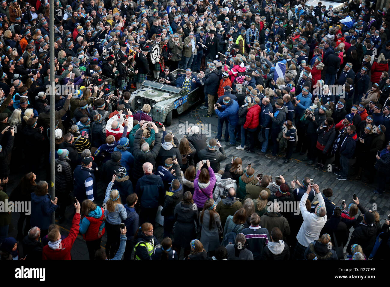 Ehemalige Schottland Rugby internationaler Doddie Wehr ist dem Murrayfield Stadium nach Hosting" Die Sammlung von 10.000 Stirnbänder' an Edinburghs Mercat Cross, einen Geldbeschaffungfall, der meinen Namen '5 Doddie Stiftung zu unterstützen. Die Stiftung ist die Beschaffung von Mitteln zur Unterstützung der Forschung zu den Ursachen der Motoneurone (MND) und mögliche Heilmittel zu untersuchen, sowie die Zuschüsse für Einzelpersonen von Mnd Leidenden zu machen, um es Ihnen zu ermöglichen, so zu leben, wie ein Leben wie möglich erfüllt. Stockfoto