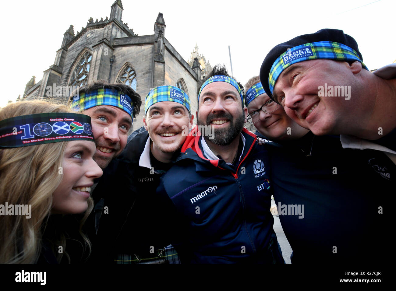 Rugby Fans tragen Liebe Stirnbänder während der "Die Sammlung von 10.000 Stirnbänder", eine Veranstaltung im Edinburgh Mercat Cross ihre Unterstützung für ehemalige Schottland Rugby internationaler Doddie Wehr und seine Spendenaktion zu zeigen. Die Meinen Namen '5 Doddie Foundation finanziert wird die Forschung zu unterstützen, die die Ursachen der Motoneurone (MND) und mögliche Heilmittel zu untersuchen, sowie die Zuschüsse für Einzelpersonen von Mnd Leidenden zu machen, um es Ihnen zu ermöglichen, so zu leben, wie ein Leben wie möglich erfüllt. Stockfoto