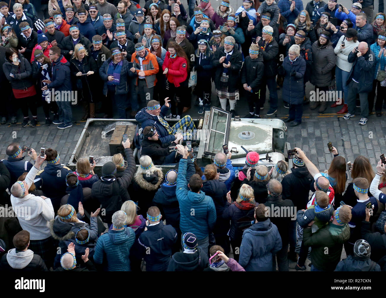 Ehemalige Schottland Rugby internationaler Doddie Wehr ist dem Murrayfield Stadium nach Hosting" Die Sammlung von 10.000 Stirnbänder' an Edinburghs Mercat Cross, einen Geldbeschaffungfall, der meinen Namen '5 Doddie Stiftung zu unterstützen. Die Stiftung ist die Beschaffung von Mitteln zur Unterstützung der Forschung zu den Ursachen der Motoneurone (MND) und mögliche Heilmittel zu untersuchen, sowie die Zuschüsse für Einzelpersonen von Mnd Leidenden zu machen, um es Ihnen zu ermöglichen, so zu leben, wie ein Leben wie möglich erfüllt. Stockfoto